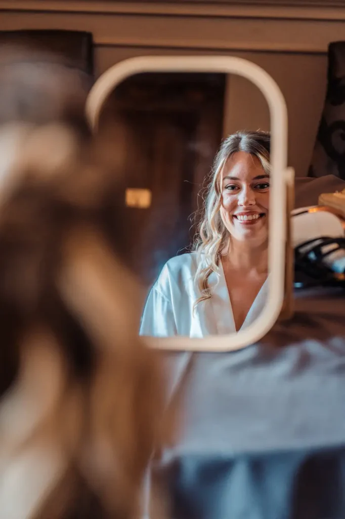 Mariée se préparant devant un miroir au château