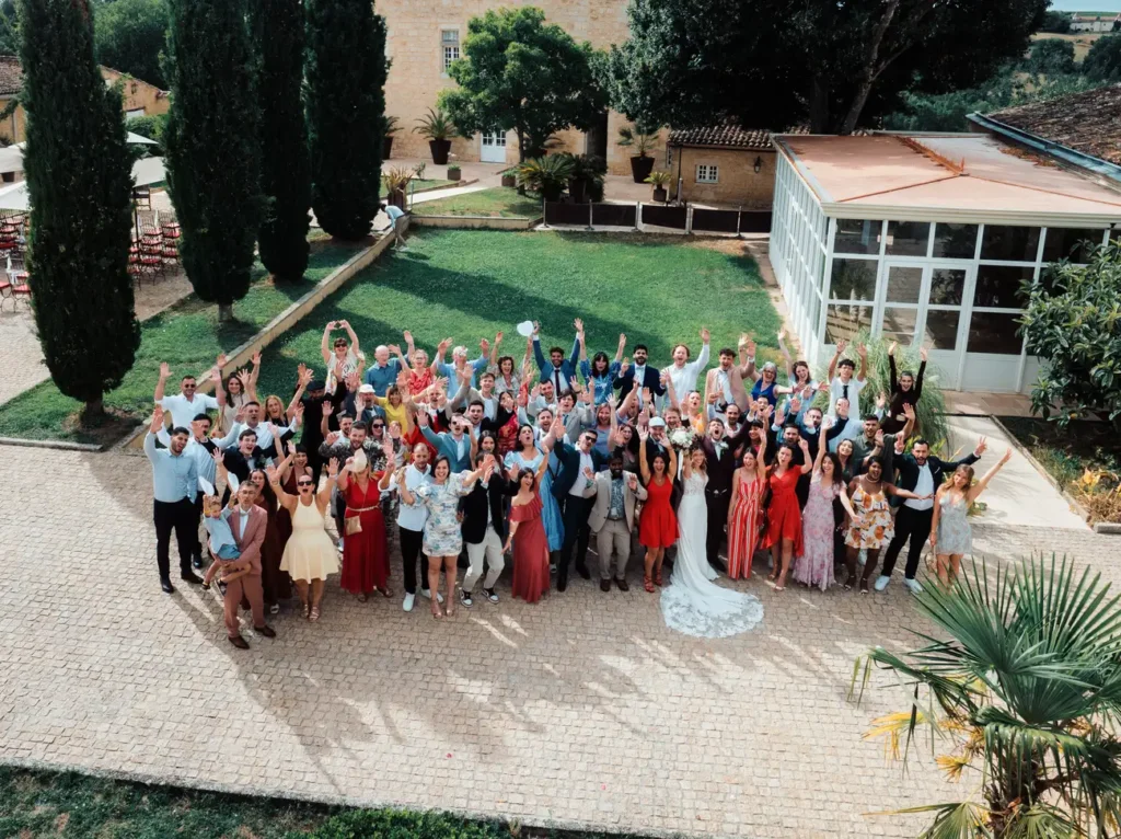 Photo de groupe des invités au Château Isabeau de Naujan