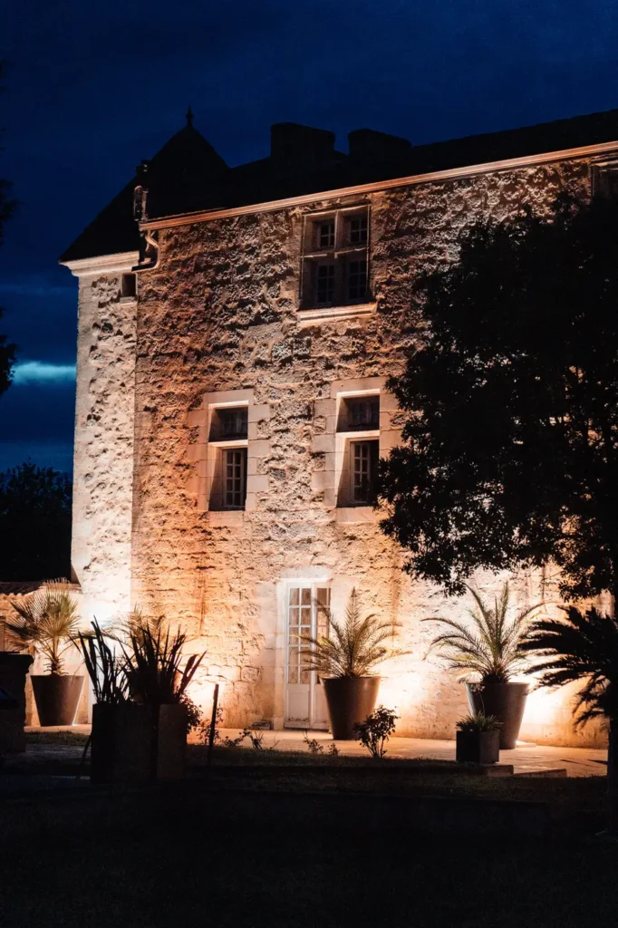 Château Isabeau de Naujan illuminé en soirée