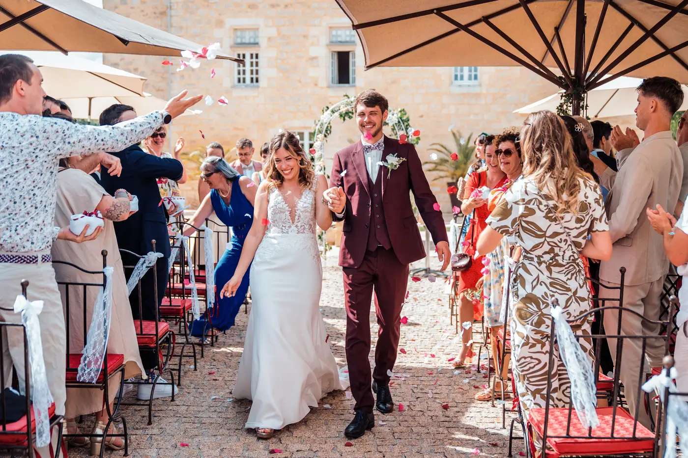 Mariage au Château Isabeau de Naujan en Gironde, sortie des mariés sous les applaudissements