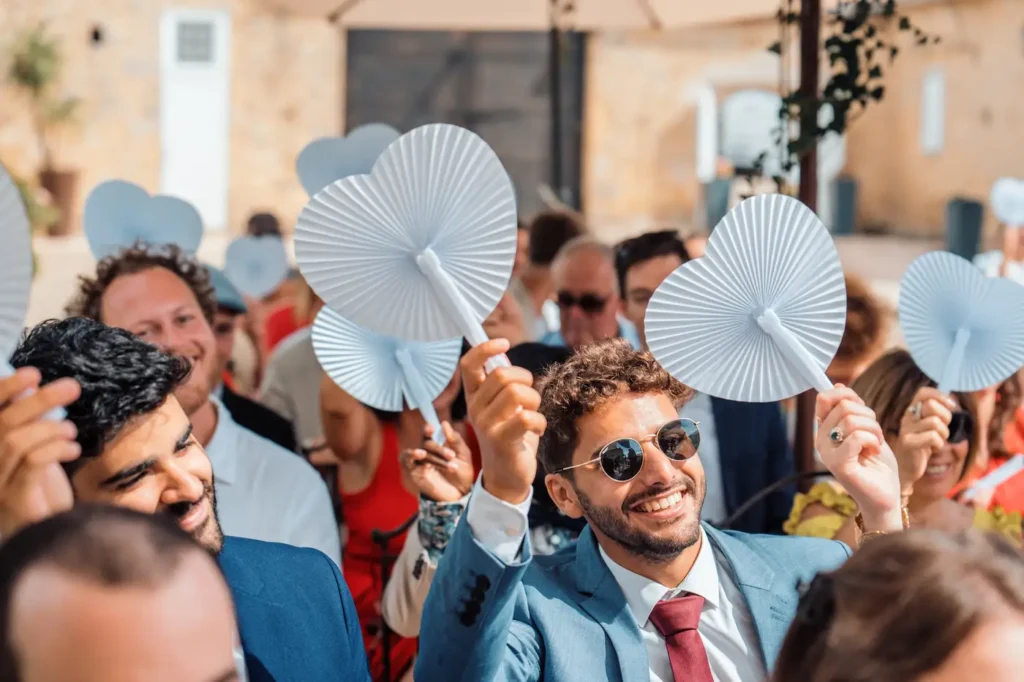 Invités pendant la cérémonie laïque en extérieur