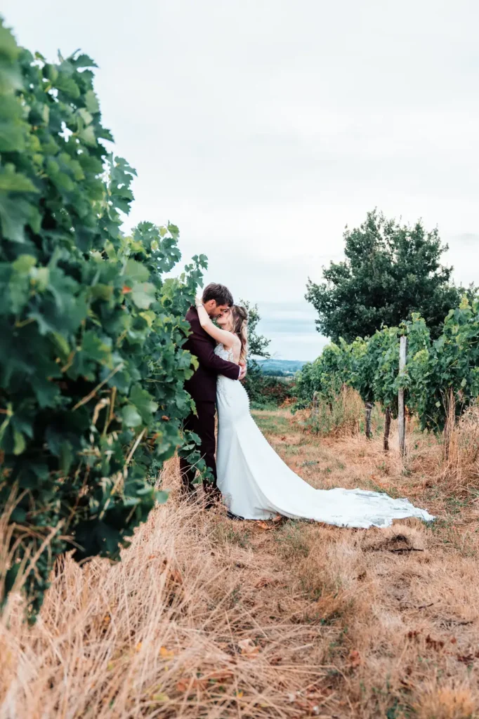 Portrait des mariés dans les vignes en Gironde