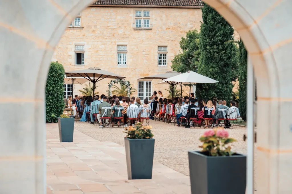 Réception de mariage dans la cour du château en Gironde