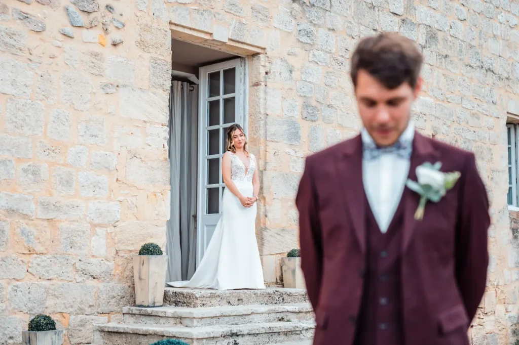 Mariée devant la façade en pierre du Château Isabeau de Naujan