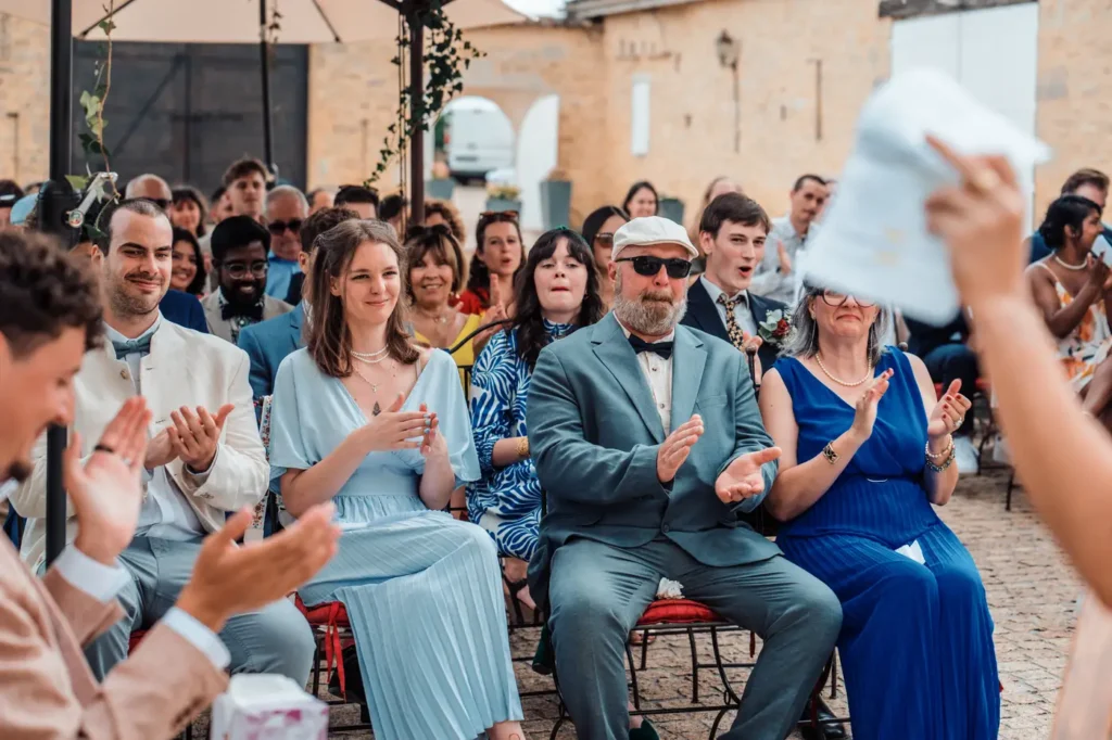 Invités applaudissant pendant la cérémonie laïque en Gironde