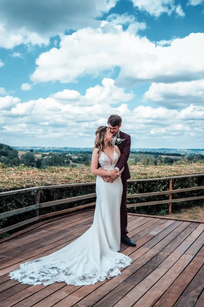 Mariés sur la terrasse avec vue sur les vignes en Gironde