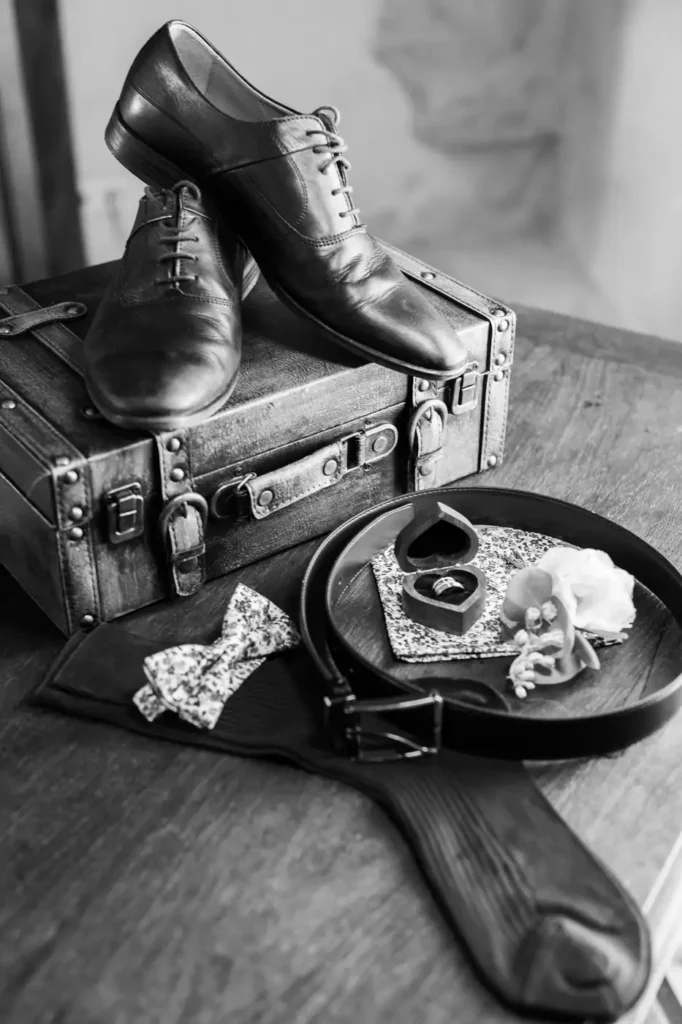 Accessoires du marié en noir et blanc