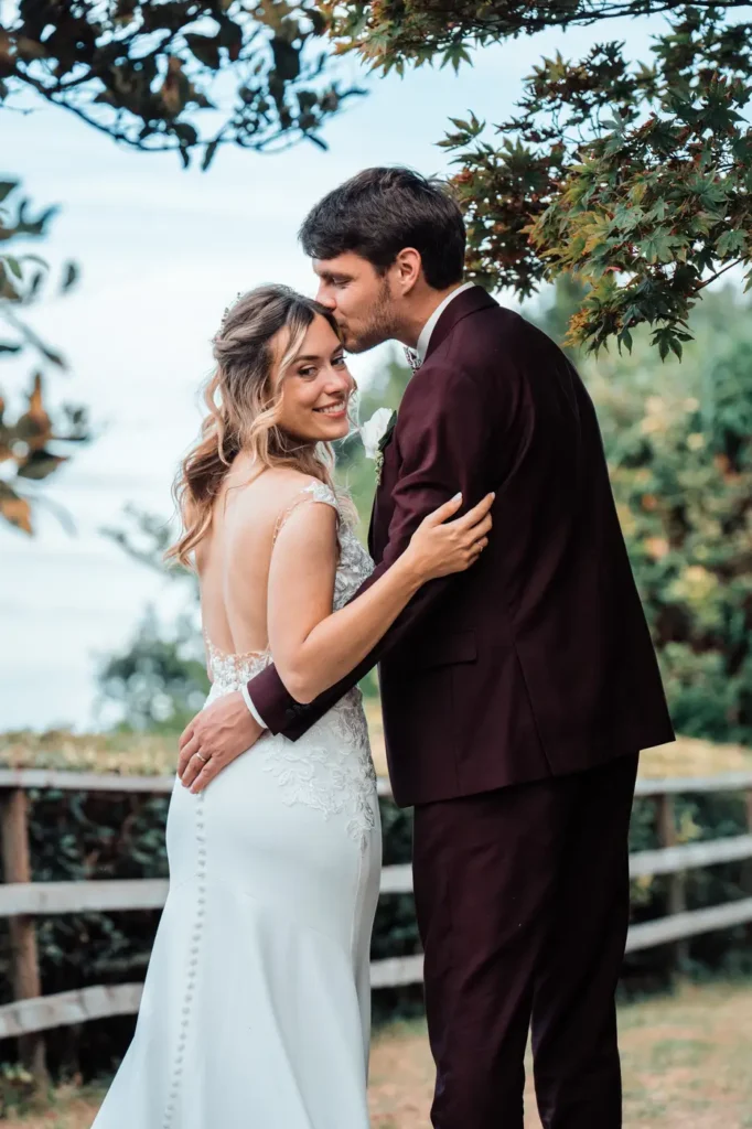Couple de mariés enlacés au Château Isabeau de Naujan en Gironde