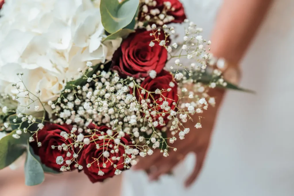 Bouquet de mariée avec roses rouges et gypsophile