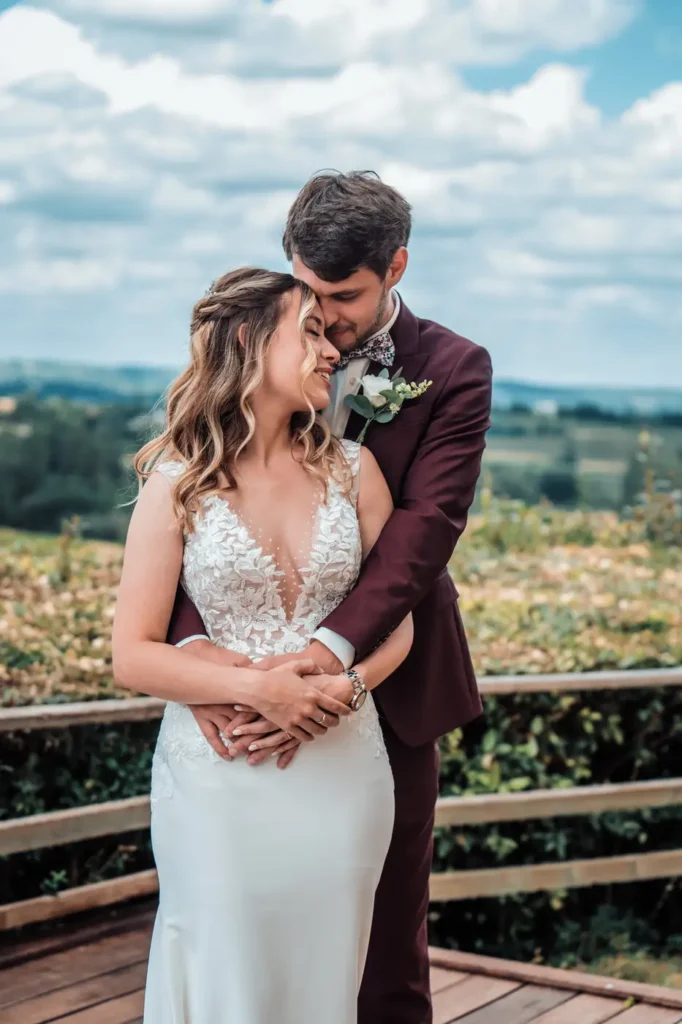 Couple enlacé avec vue sur les vignes en Gironde