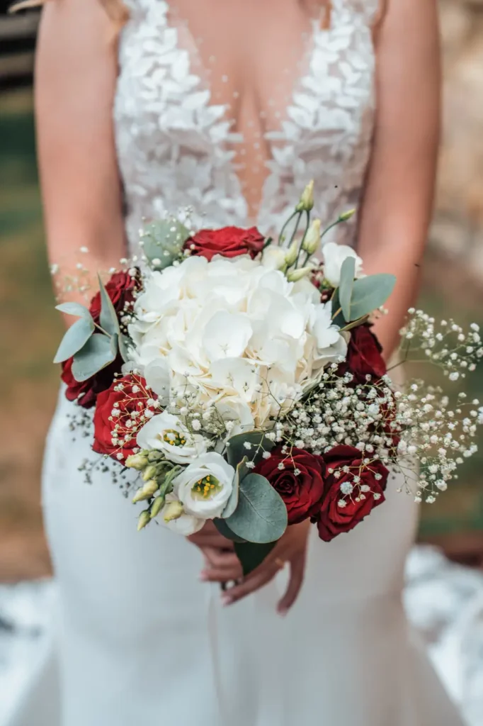 Bouquet de mariée rouge et blanc au Château Isabeau de Naujan