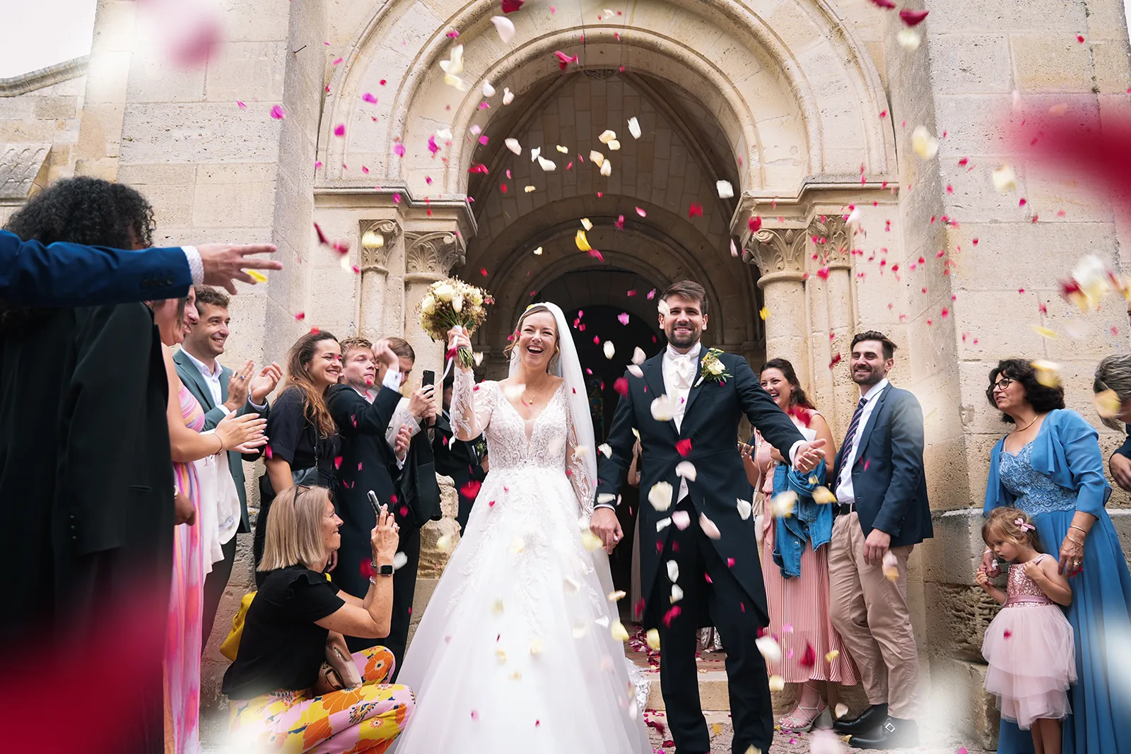 mariage-sortie-eglise-bordeaux Sortie d’église des mariés sous les confettis lors d’un mariage à Bordeaux