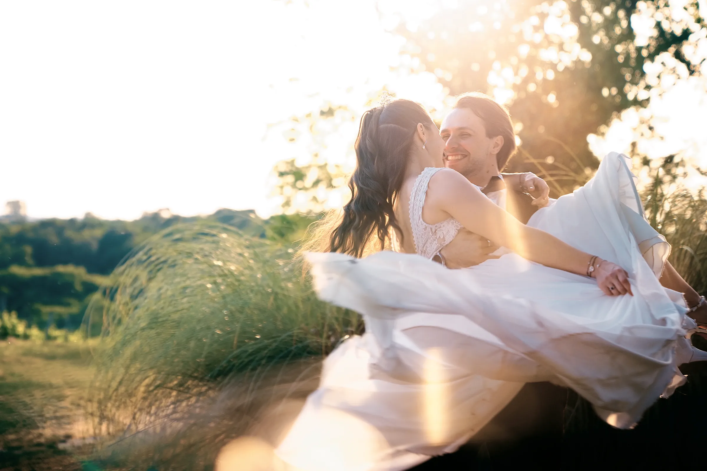 Mariés enlacés au coucher du soleil lors d’un mariage à Bordeaux