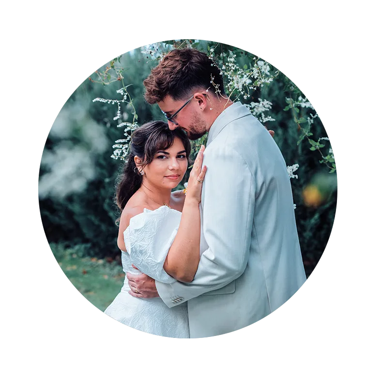 photo-mariage-couple-bordeaux Couple de mariés enlacés dans un jardin lors d’un mariage en extérieur