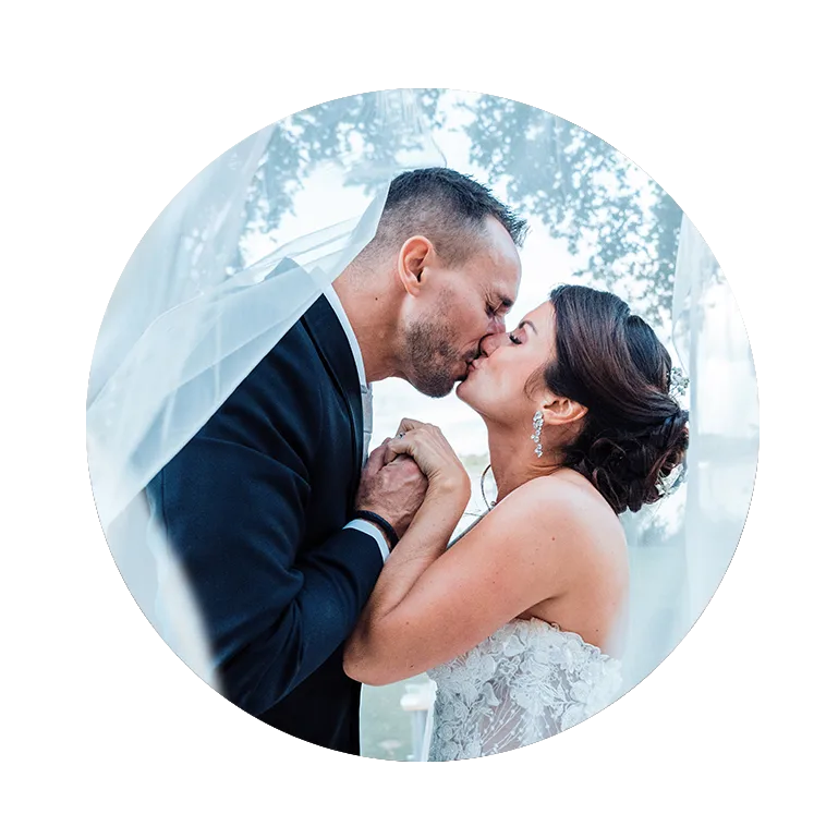 photo-mariage-couple-grattequina Baiser des mariés sous le voile au Château Grattequina en Gironde
