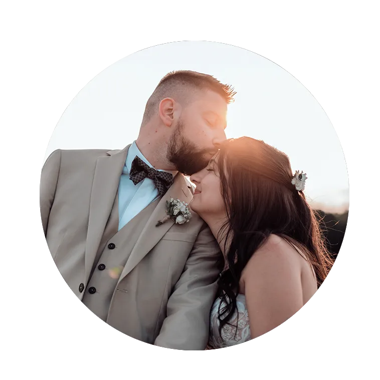 photo-mariage-couple-le-herre Portrait des mariés au coucher de soleil au Domaine le Herre en Gironde