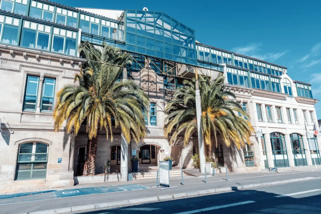 architecture urbaine à Bordeaux illustrant le contexte local du reportage