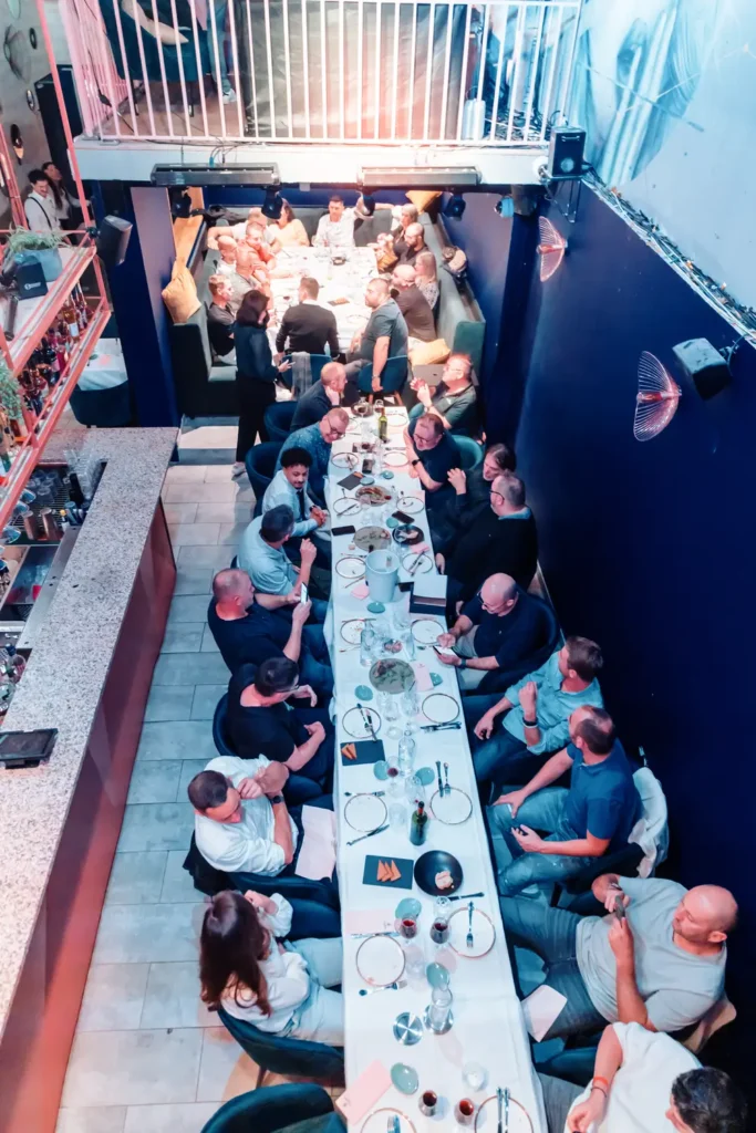 table conviviale lors d’un dîner professionnel