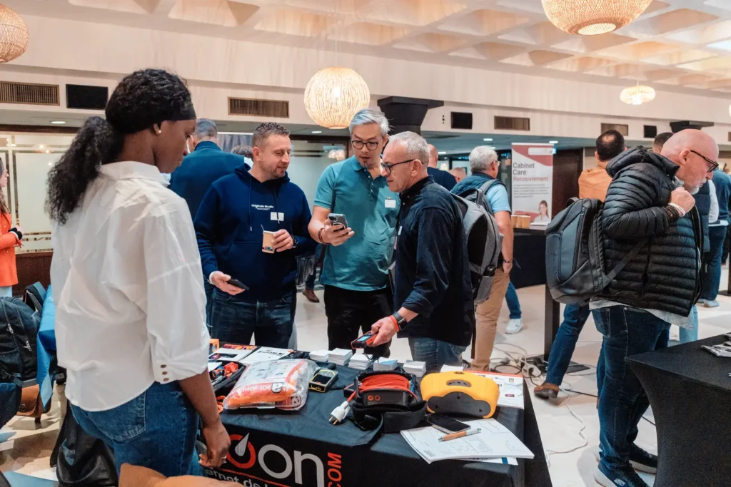 échanges entre participants autour d’un atelier technique