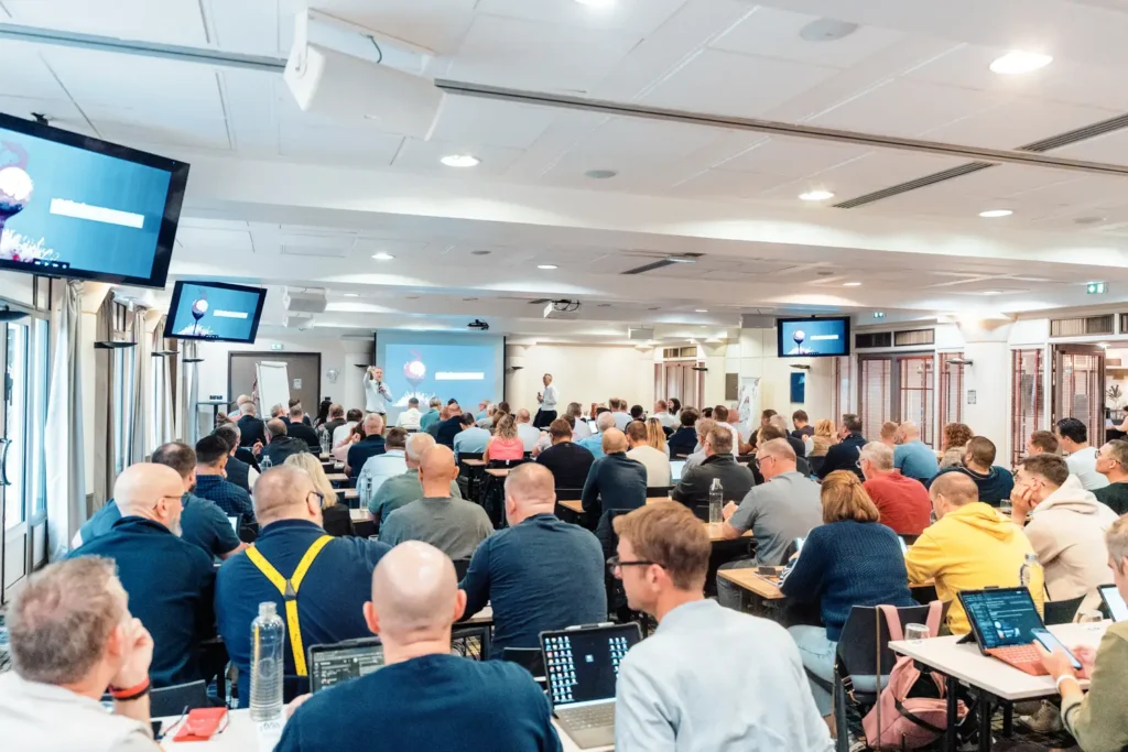 public assistant à une présentation projetée