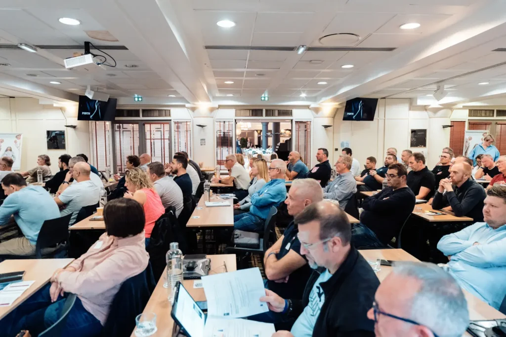 vue large d’une salle de conférence à Bordeaux