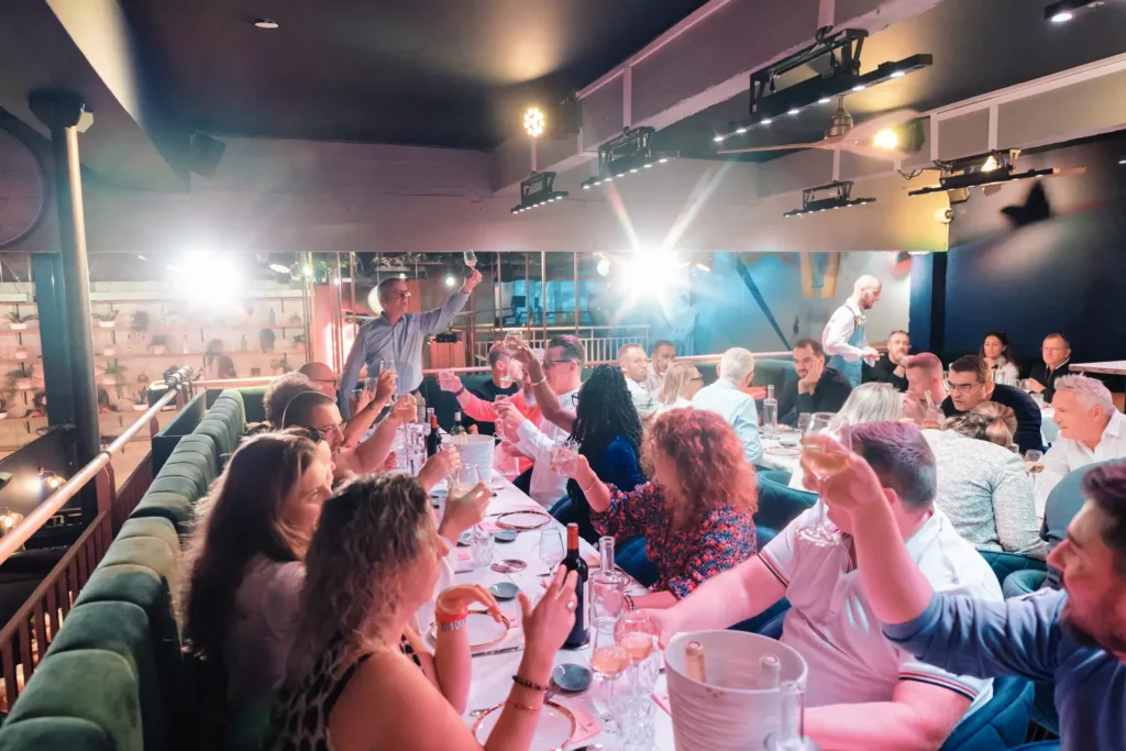 ambiance de dîner lors d’une soirée d’entreprise