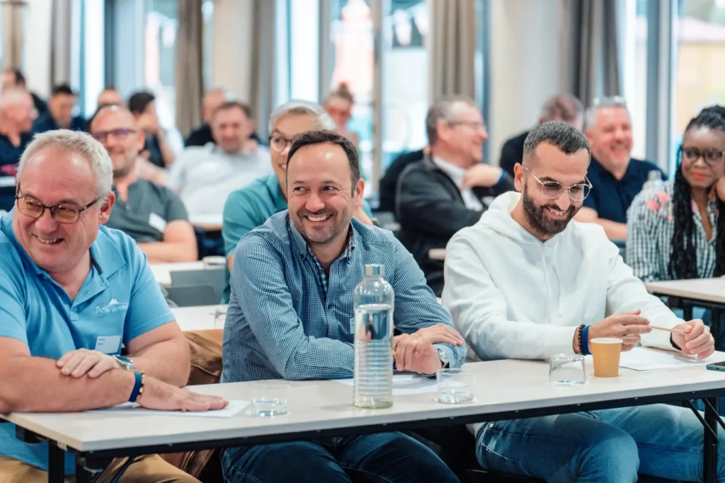 participants souriants pendant une conférence professionnelle