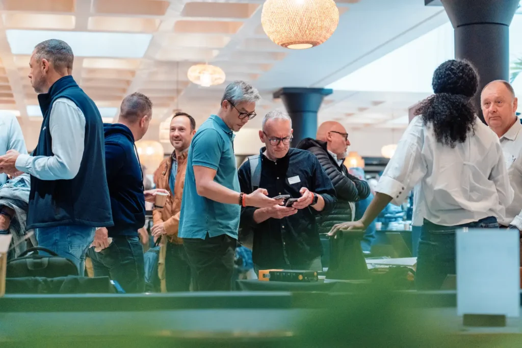 équipe présentant ses supports lors d’un salon professionnel à Bordeaux