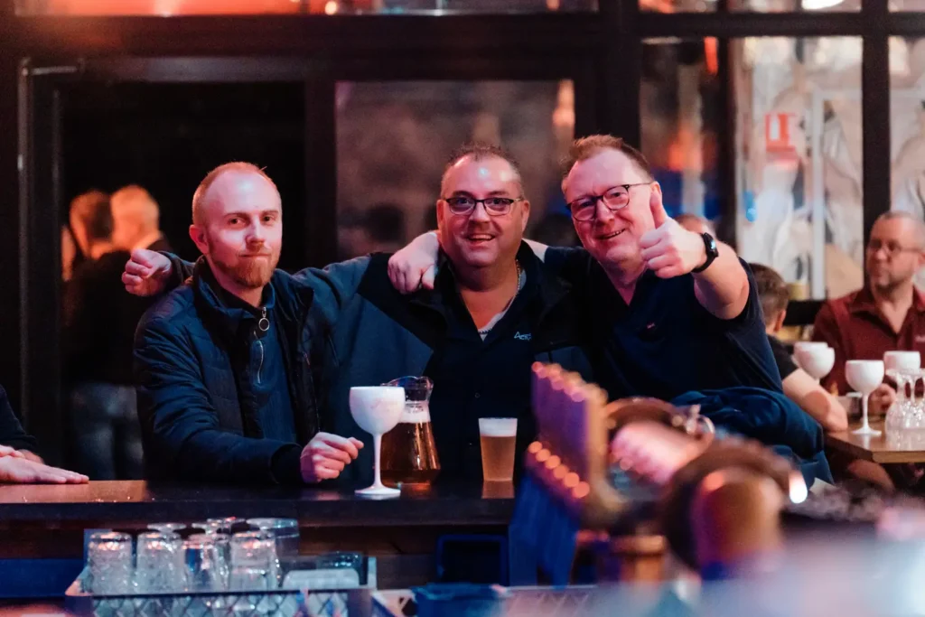 moment convivial entre invités dans un bar événementiel