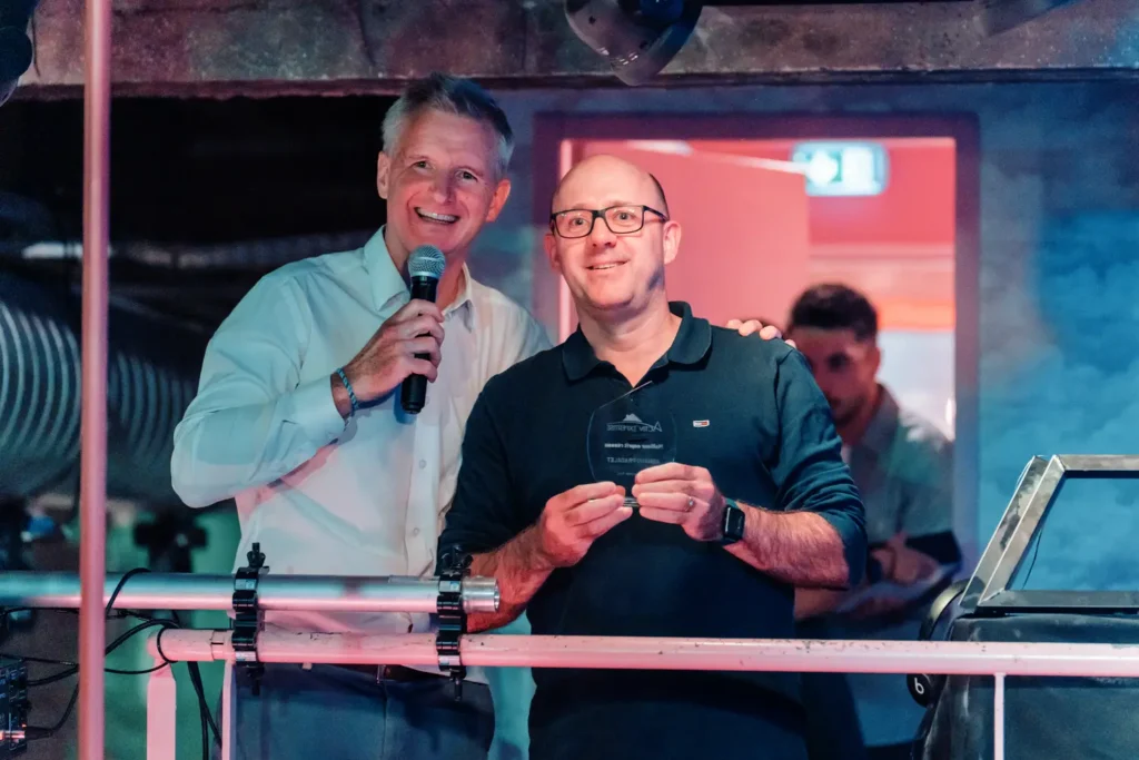 intervenants au micro lors d’une soirée professionnelle