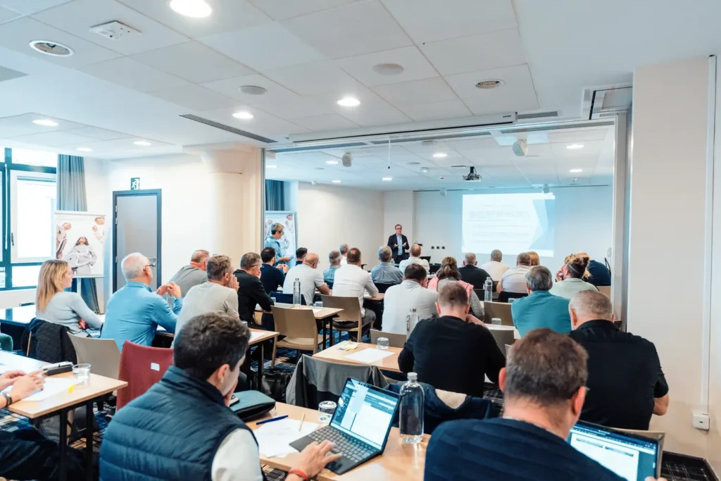 vue large d’une salle de conférence à Bordeaux
