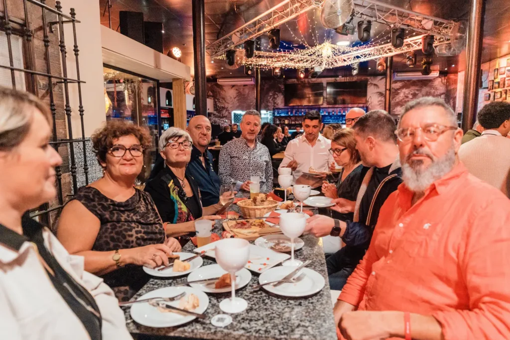 repas d’équipe dans un restaurant lors d’une soirée corporate