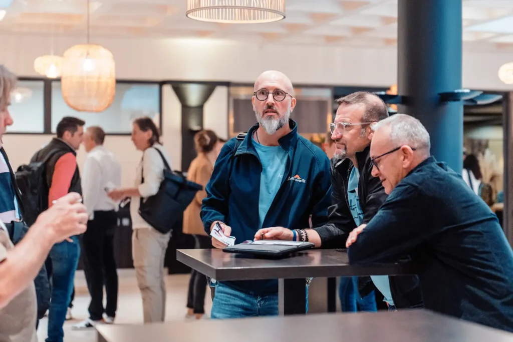 discussion entre intervenants et partenaires lors d’un événement