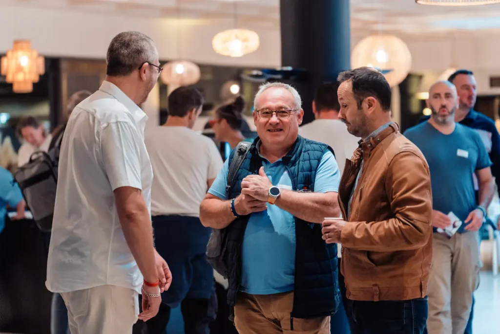 échanges entre collaborateurs autour d’une table haute