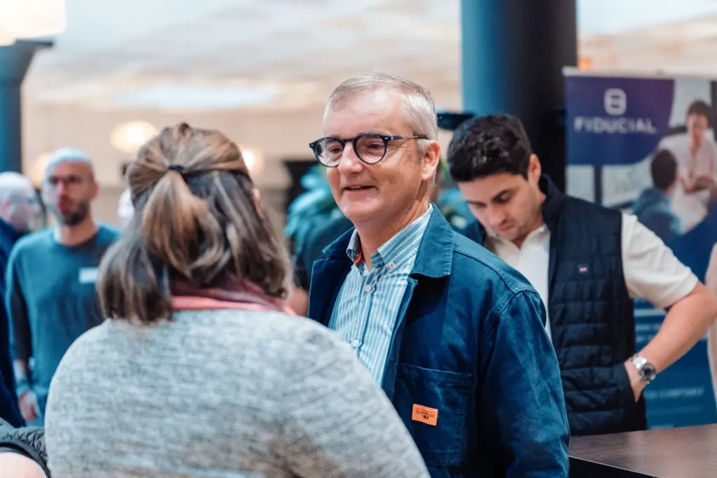 moment de networking pendant une soirée d’entreprise
