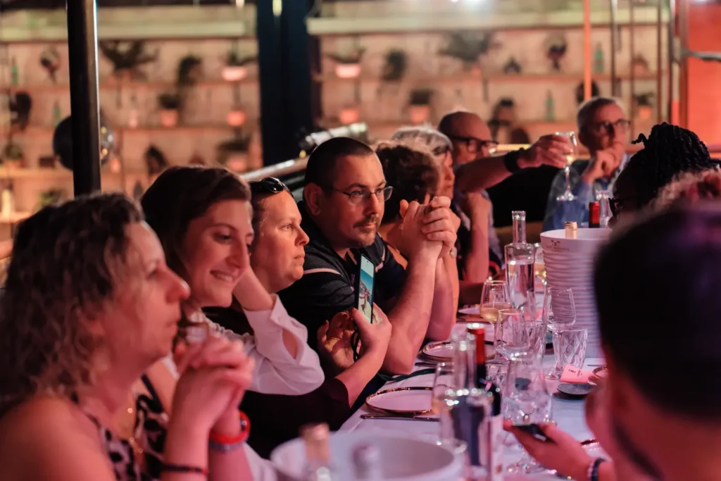ambiance conviviale lors d’un dîner d’entreprise