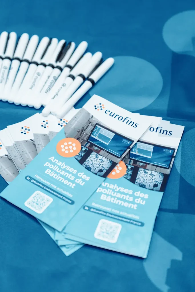 documents et supports de présentation sur une table d’accueil