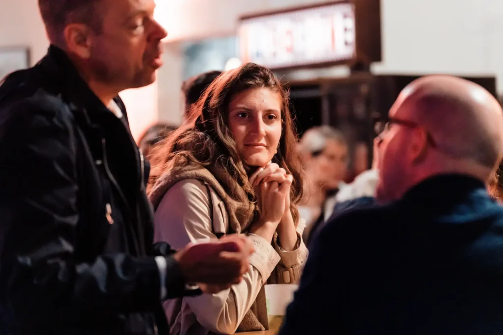 échange entre participants lors d’une soirée d’entreprise