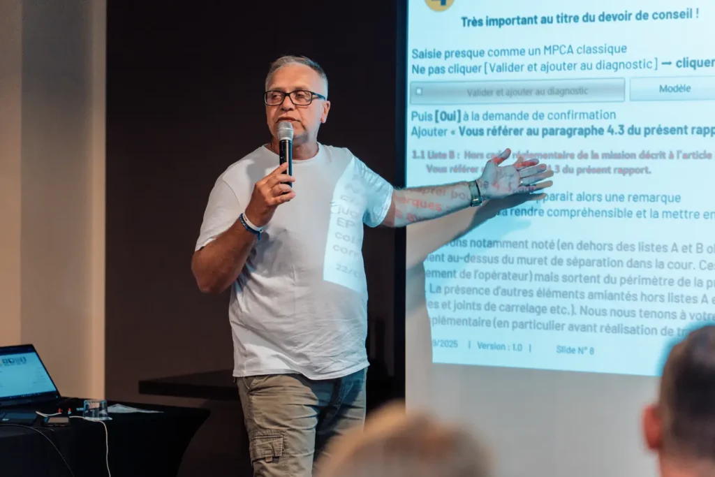 conférencier expliquant un diaporama pendant une formation