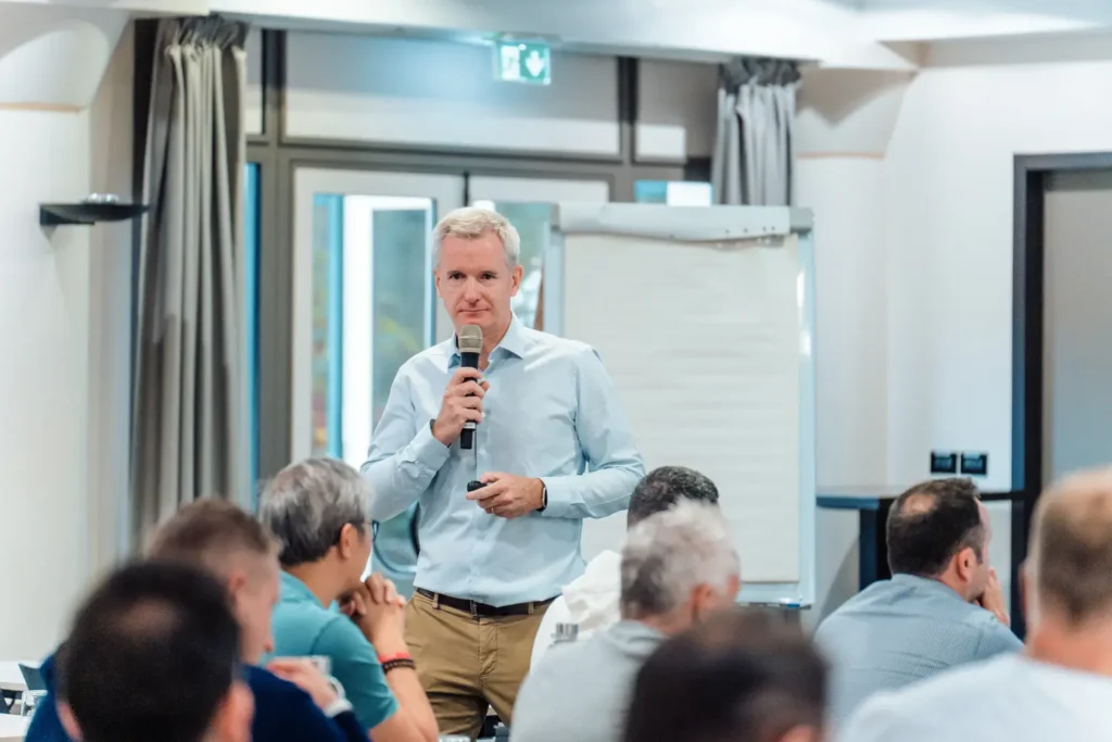 animateur intervenant devant un écran de projection