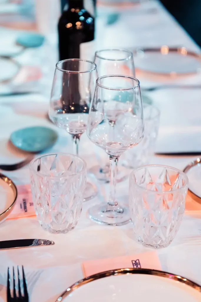 verres dressés pour un dîner d’entreprise