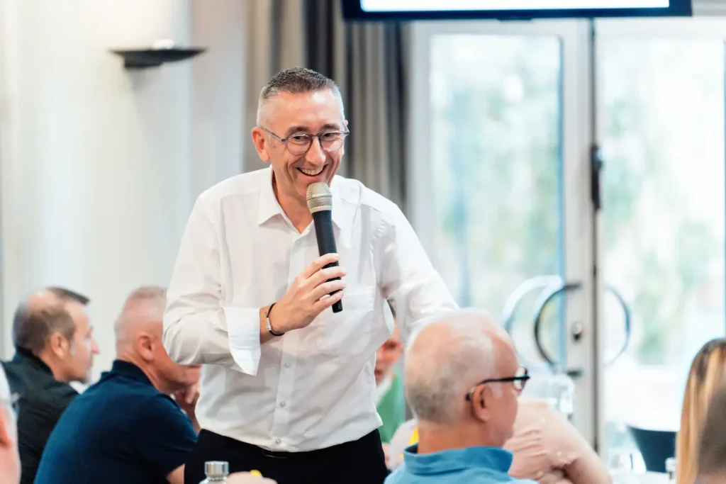 prise de parole d’un intervenant face au public