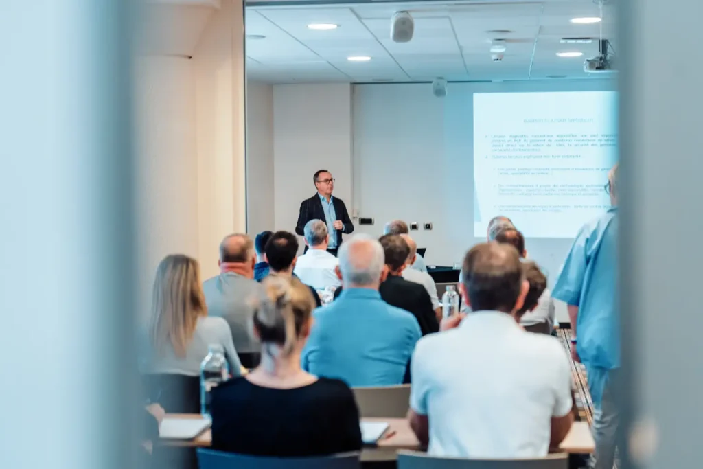 vue d’ensemble d’une conférence en salle de réunion