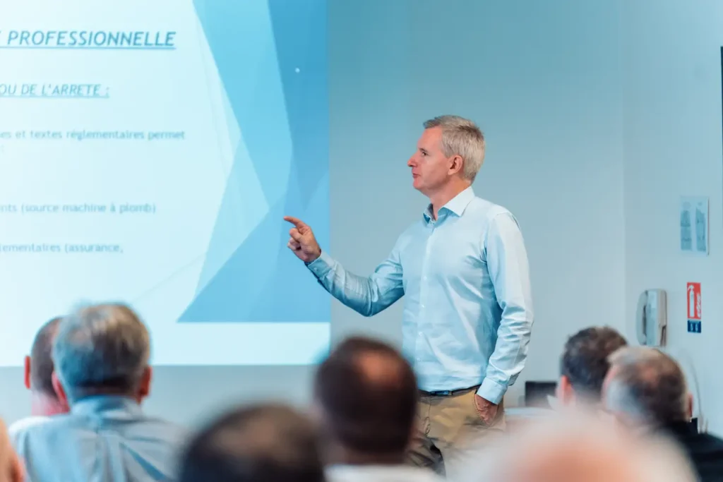 intervenant présentant un support lors d’un séminaire d’entreprise à Bordeaux