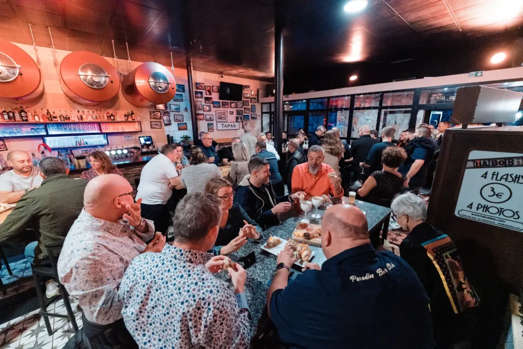 participants échangeant lors d’un cocktail professionnel