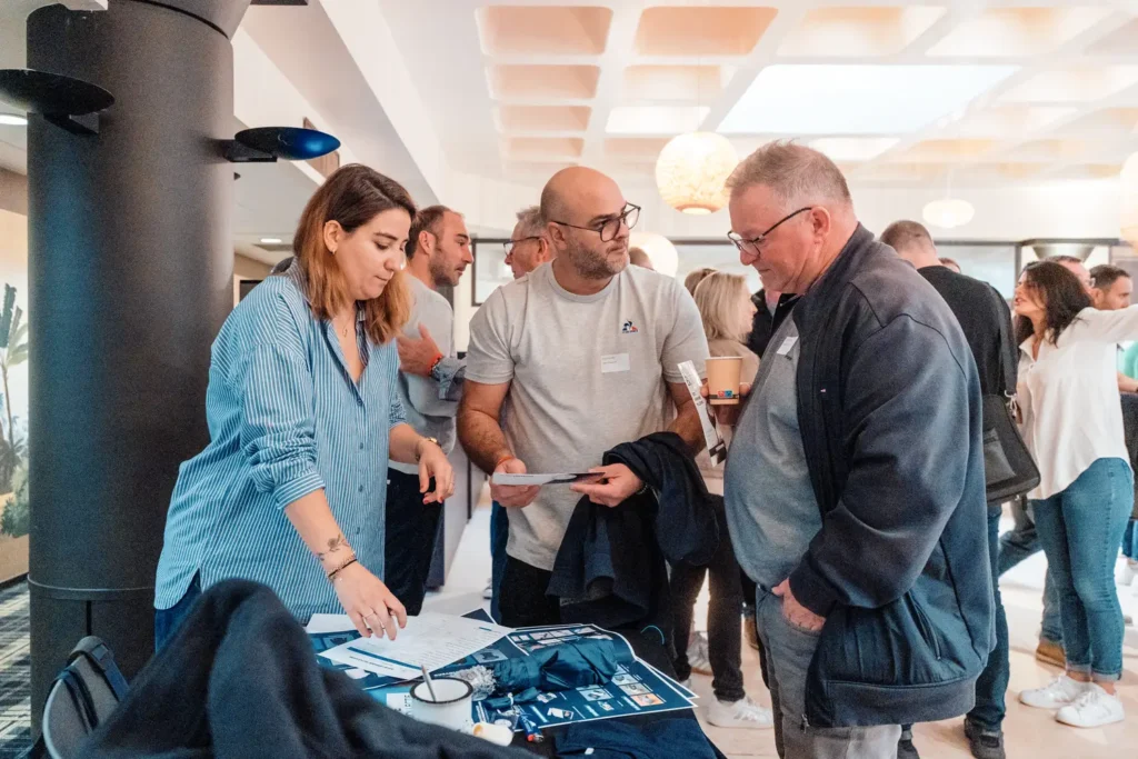 discussion autour de supports de présentation pendant un événement