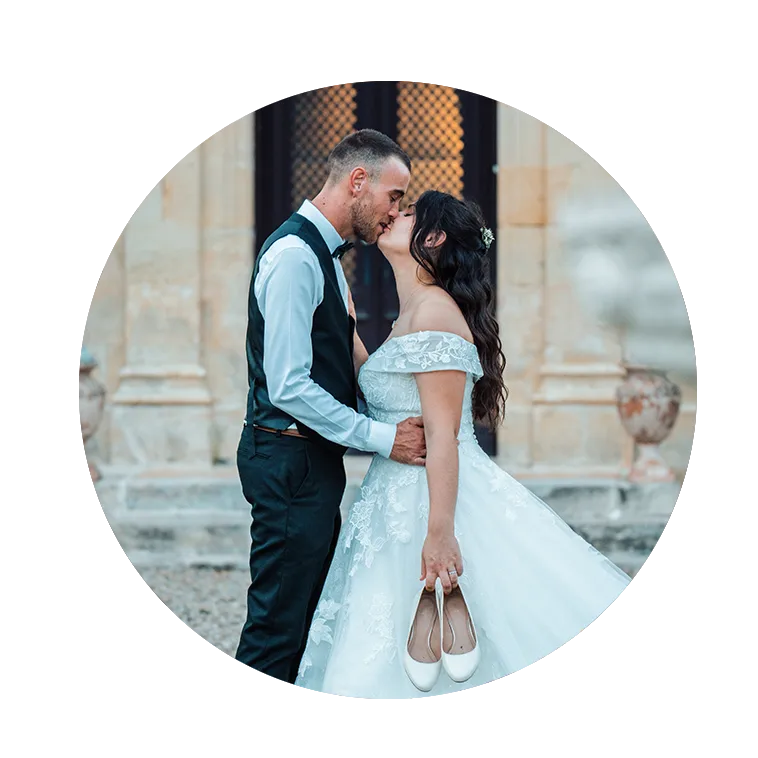 jollie couple qui s'embrasse au château Pontet d'Eyrans