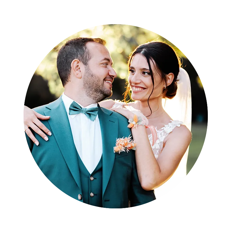 mariage-couple-domaine-de-segur un jolie couple de mariés qui se regardent en souriant au domaine de ségur