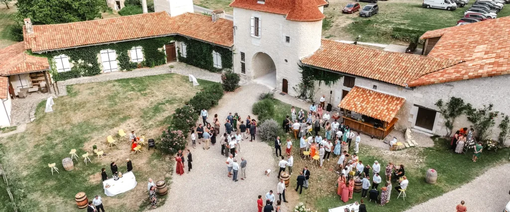 Vue en drone du Domaine de la Vallade reportage photo et vidéo du mariage au Domaine de La Vallade, à Saint-Aulaye-Puymangou près de Bordeaux, HDAS Records photographe et vidéaste mariage