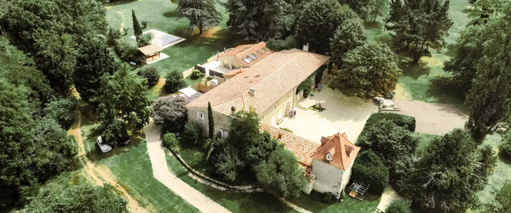 Vue en drone du domaine de Ségur en Gironde reportage photo et film au domaine de Ségur en Gironde, près de Bordeaux par HDAS Records photographe et vidéaste de mariage